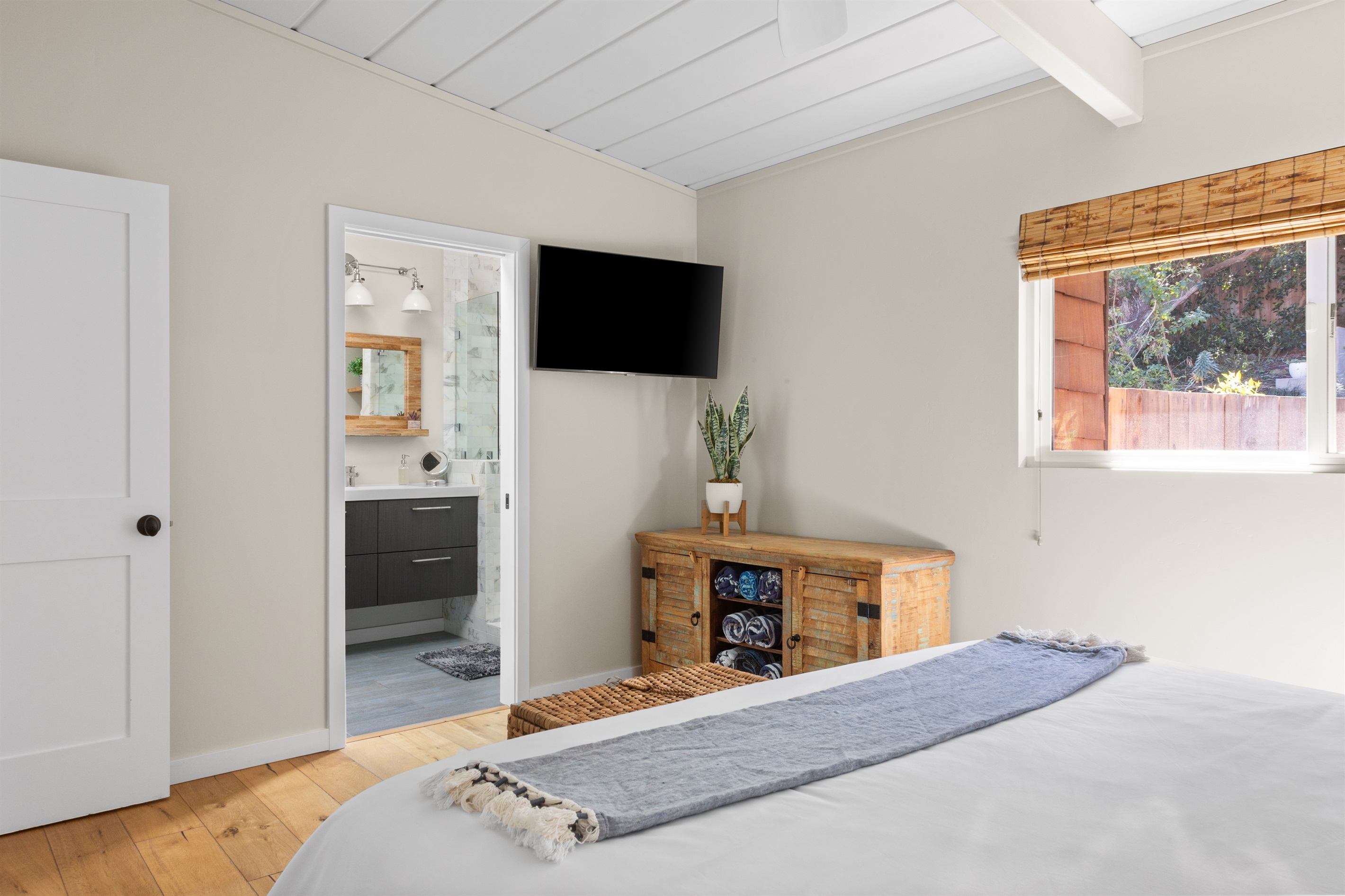 Primary with en suite bathroom 