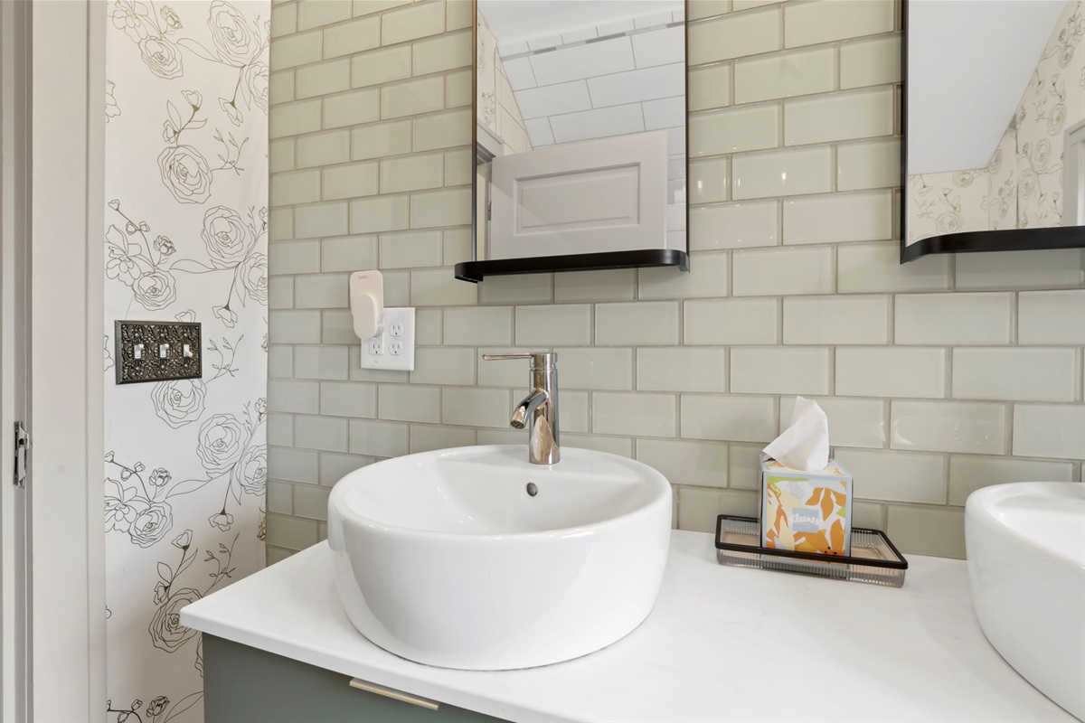 The full bathroom upstairs