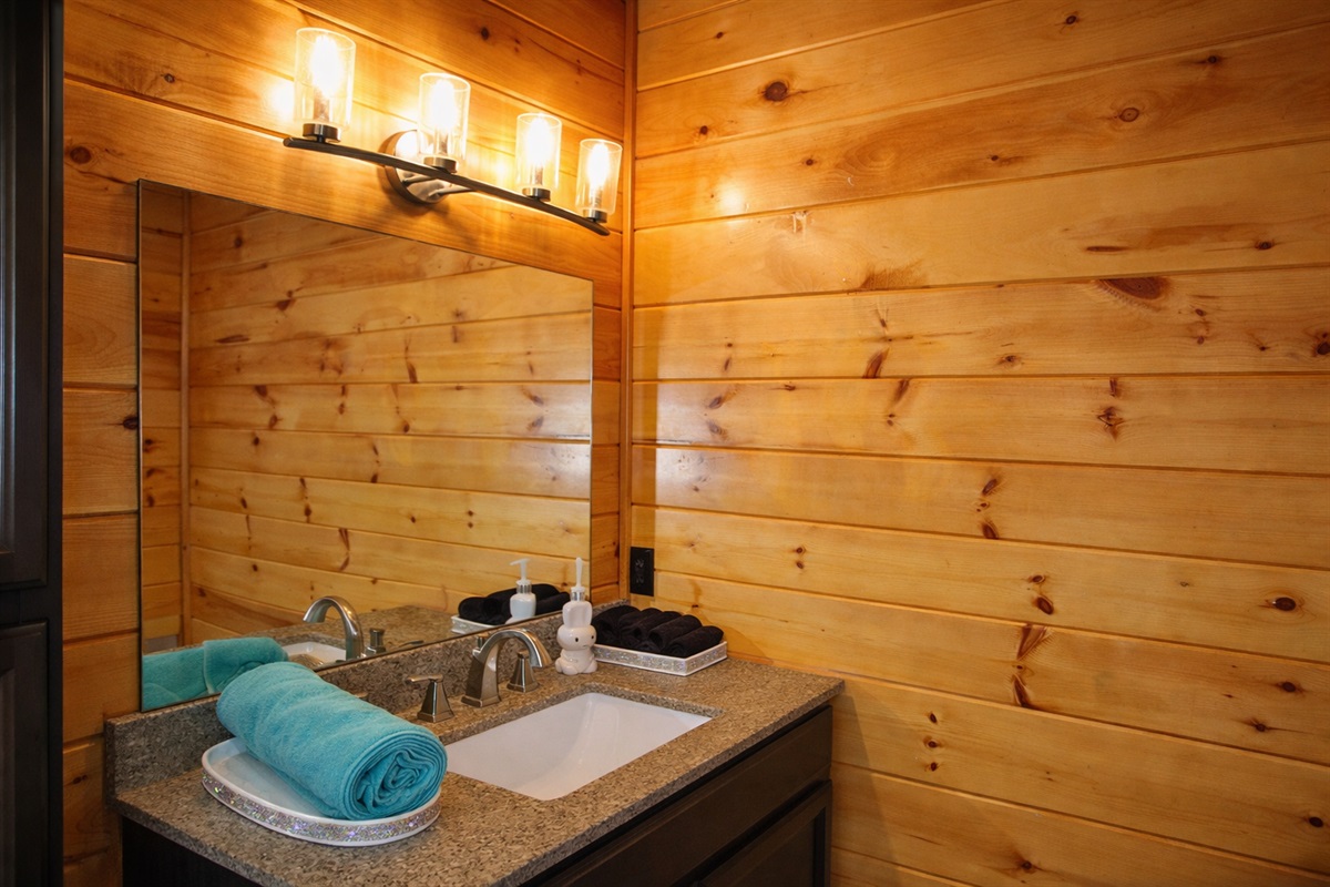 First ensuite bathroom. Luxury towels included.