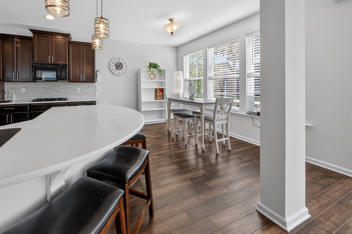 Breakfast nook (Seats 4), countertop dining (Seats 4)