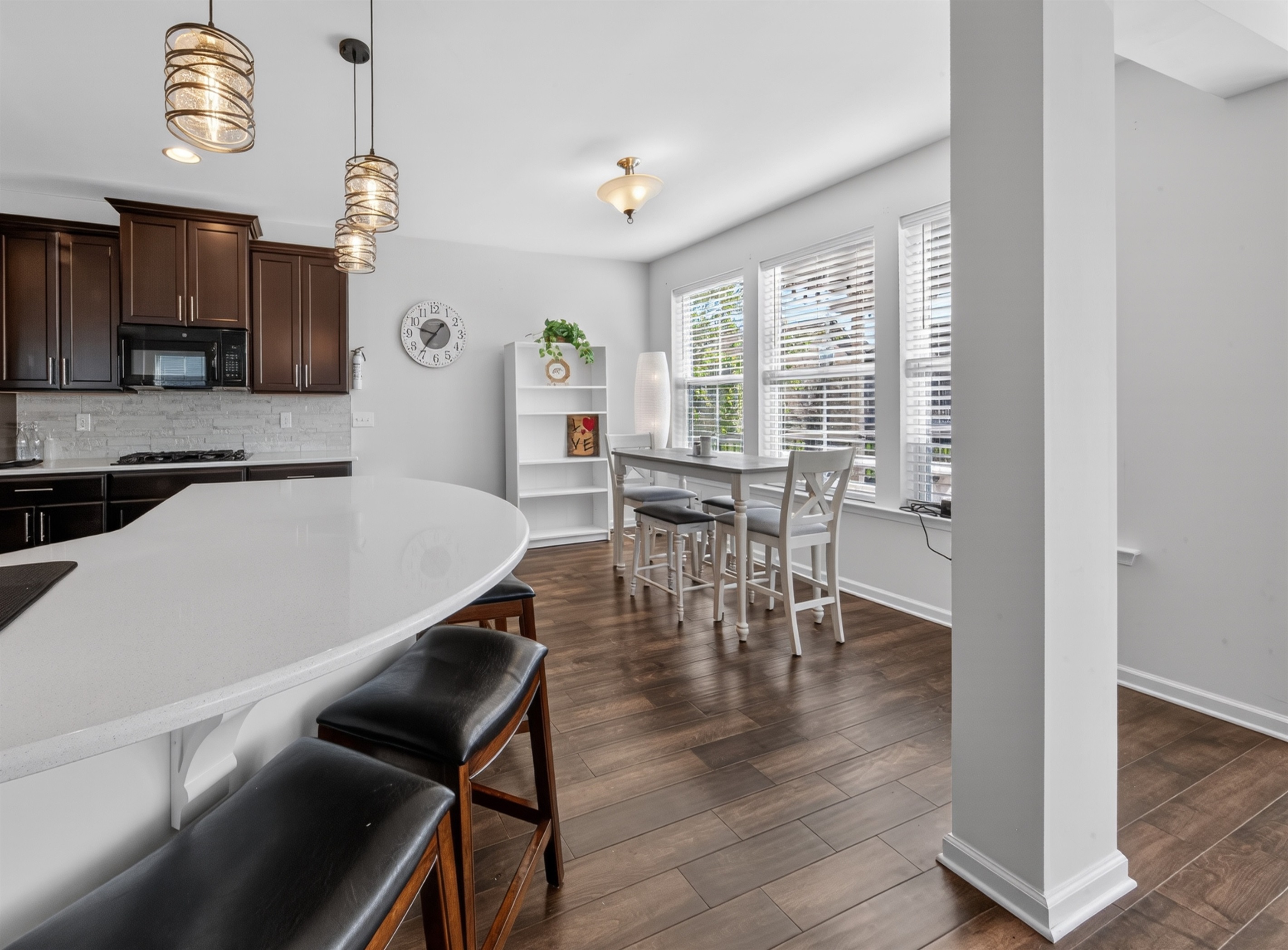 Breakfast nook (Seats 4), countertop dining (Seats 4)