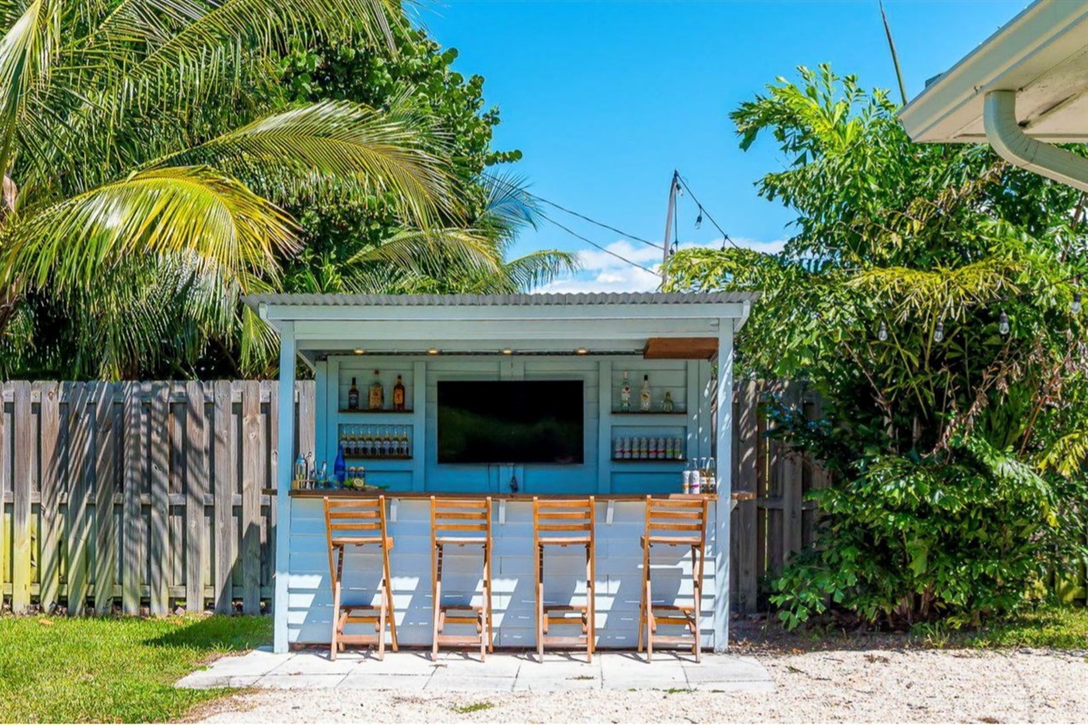 Sip cocktails and enjoy the laid-back vibes at your private outdoor tiki bar, complete with bar seating and a mounted TV. It’s the perfect spot to mix drinks, watch the game, or gather with friends under the Florida sunshine.