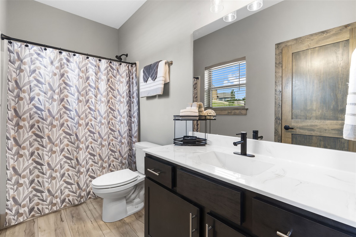 King ensuite bathroom with shower/tub combo