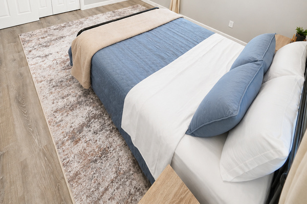 Queen Bedroom w/ TV (netflix included)