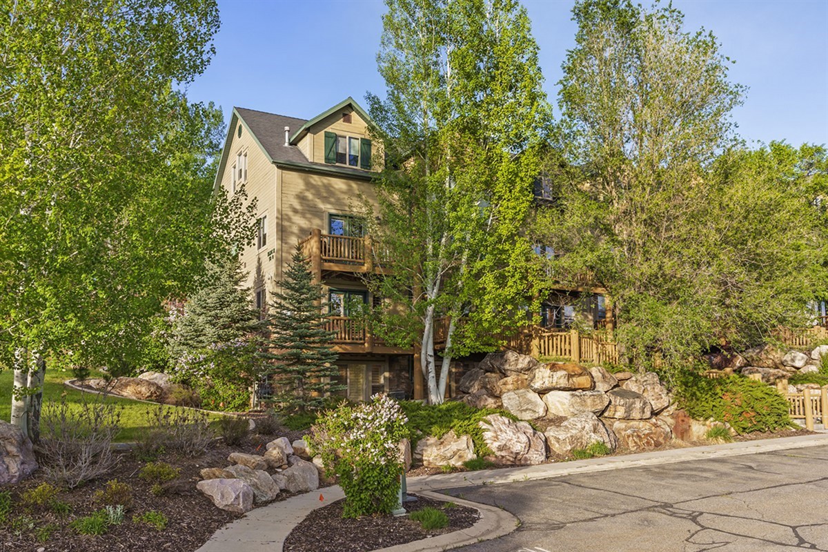 Charming exterior surrounded by trees and natural beauty—your quiet mountain retreat.