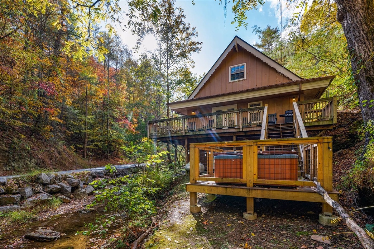 Families can gather in this cabin in the Smoky Mountains where you can enjoy -National Park, BBQ, Hot Tub, arcade, game, fire pit, playground, pool, tennis, basketball, pickle ball.  Easy access:Pigeon Forge, Gatlinburg, Parkway, GSMNP, Wears valley