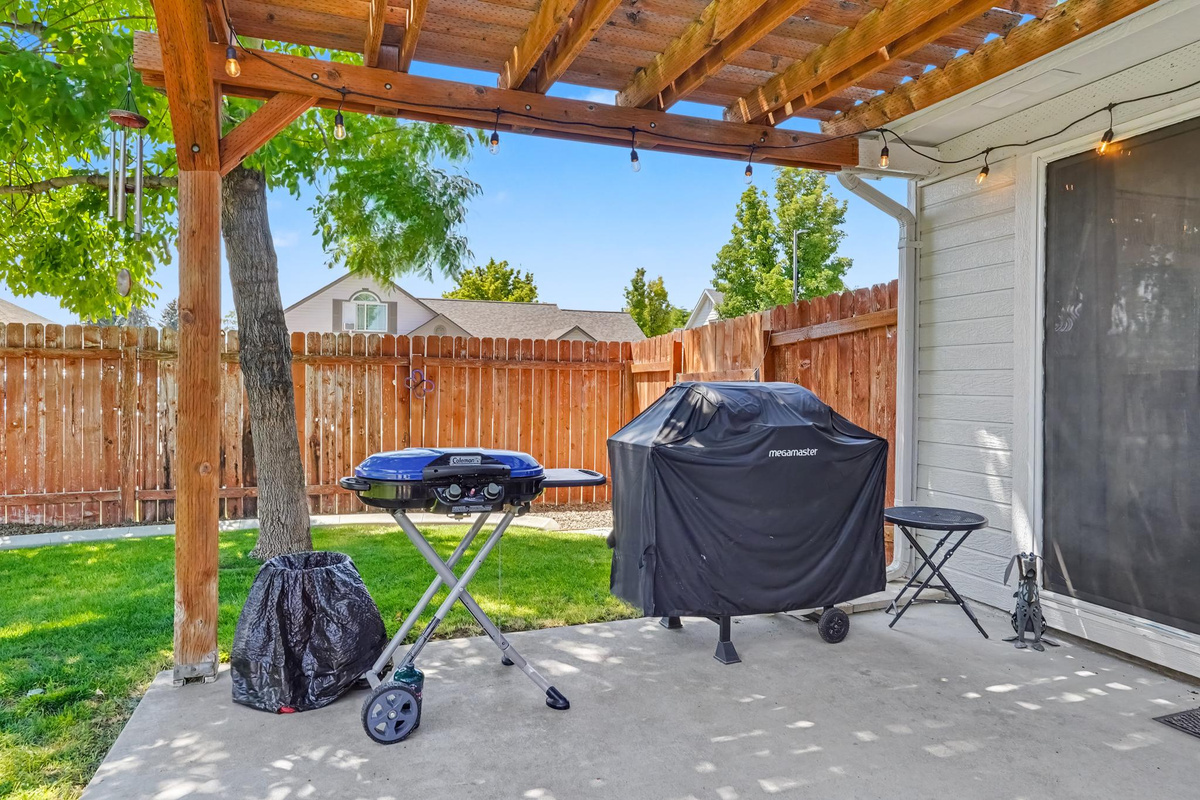 Enjoy the flexibility of choosing between the gas BBQ and charcoal BBQ, giving you the option to prepare your favorite grilled meals just the way you like them.