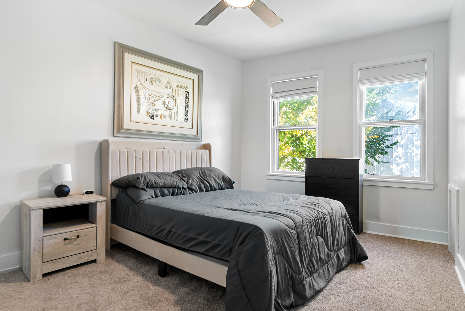 Bedroom 2, Queen bed