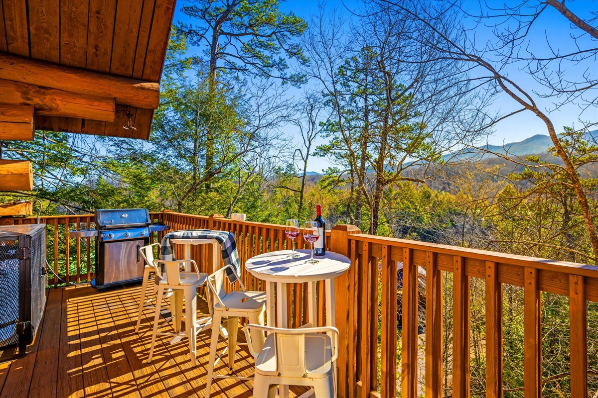 Grill up a delicious meal on the natural gas BBQ (no propane needed, it’s ready to go) and dine al fresco on the balcony.