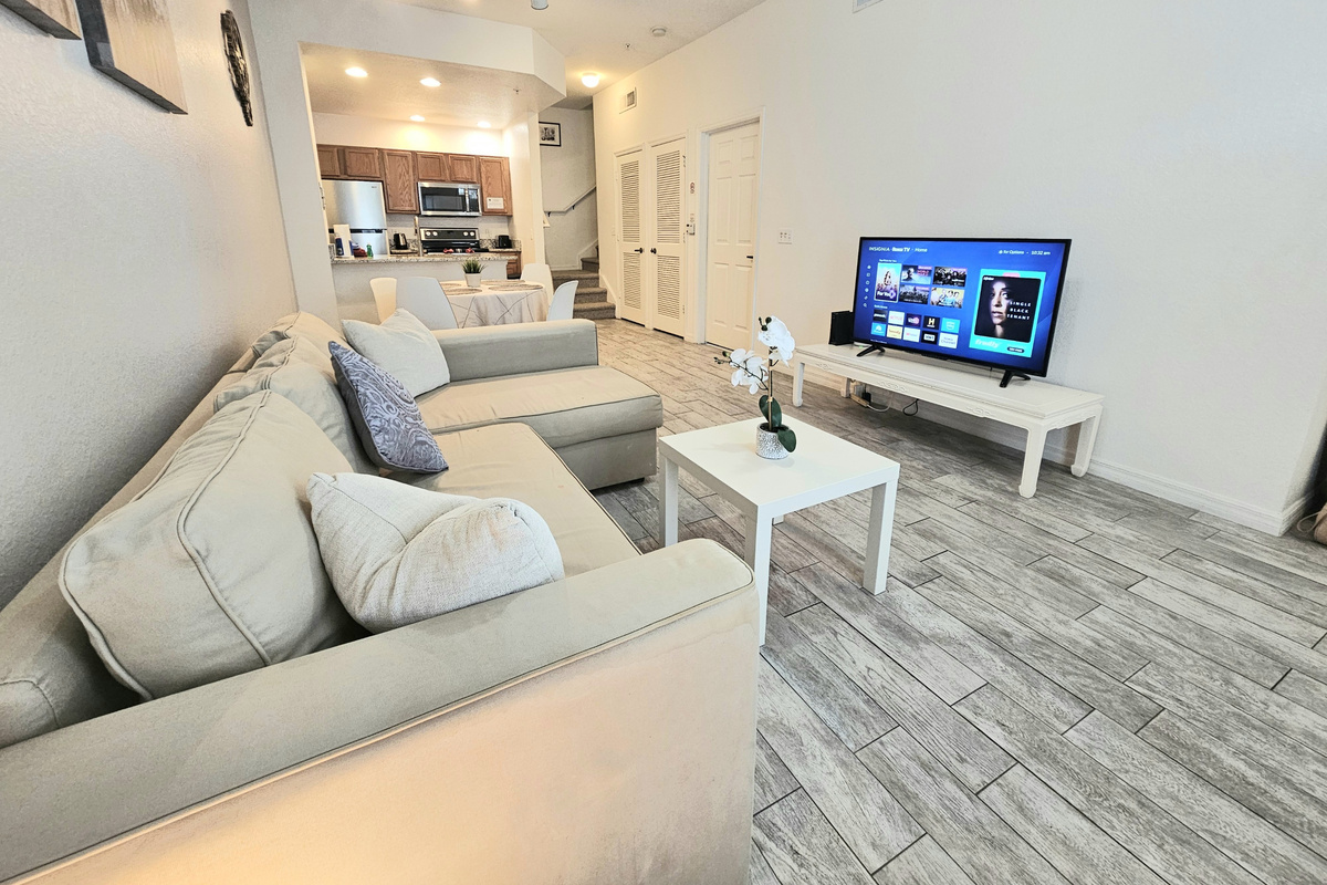 Brigh, open Living Area Smart TV, internet