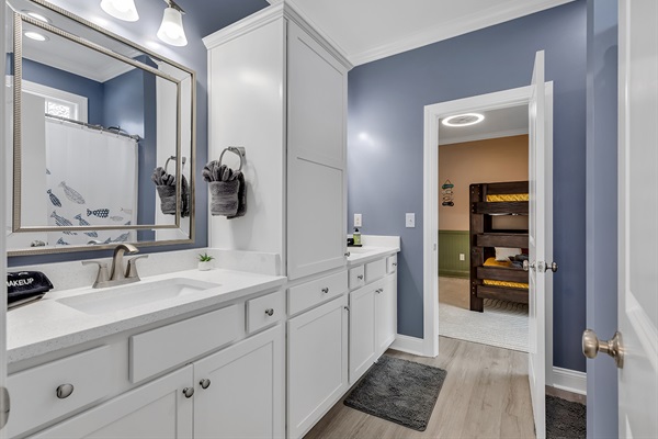 Experience convenience and luxury in our Jack and Jill Bath oasis. Featuring dual sinks and a relaxing bathtub, it's the perfect space to unwind and rejuvenate after a day of adventures. Your private sanctuary awaits. 🛁✨ #BathroomBliss #LuxuryLiving