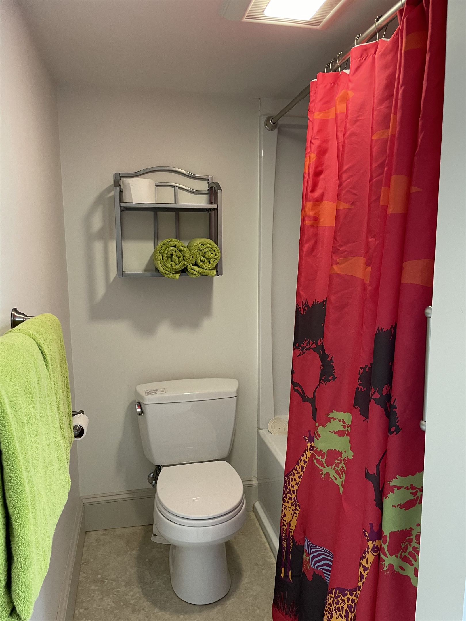 2nd floor bath with tub/shower