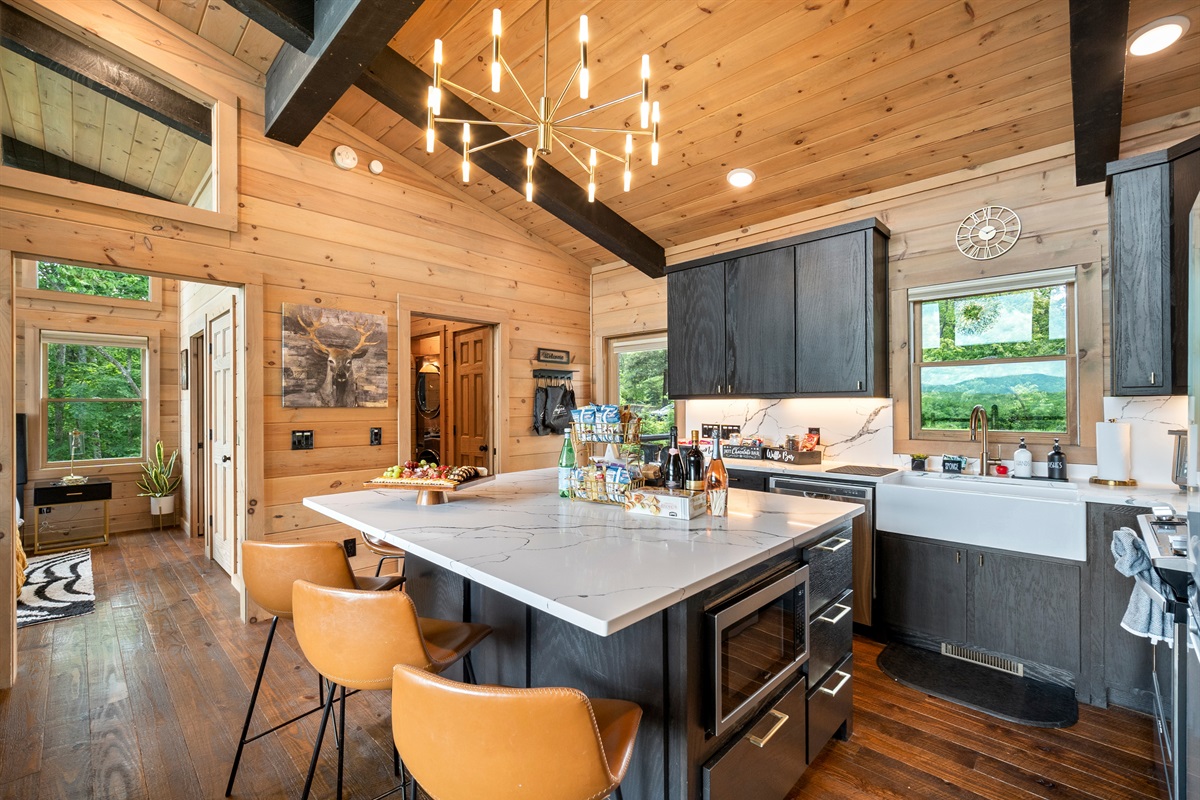 The combination of black cabinetry and white countertops adds elegance to this fully equipped kitchen, designed for both style and function.