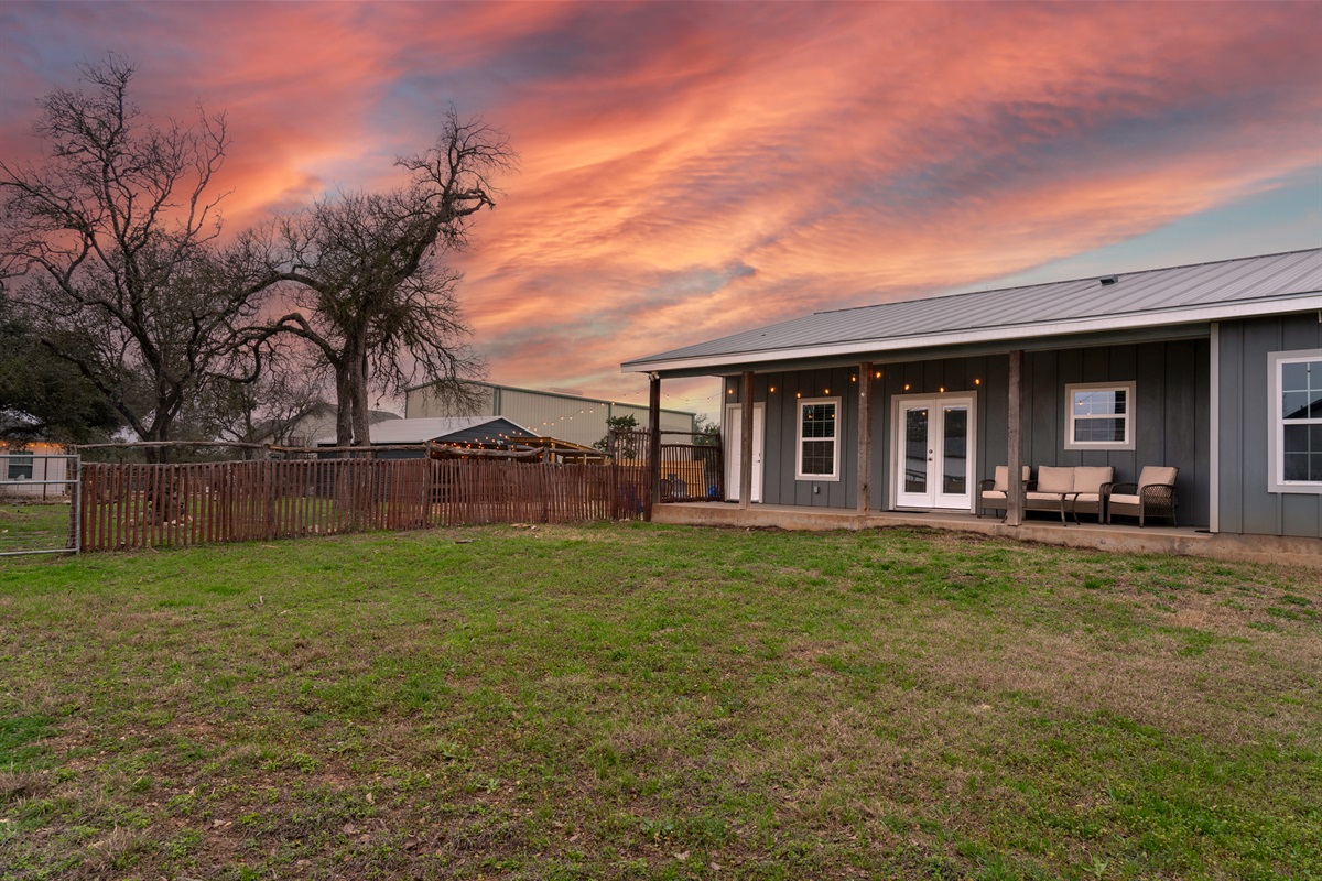 🌳 Spacious fenced yard & patio — plenty of room for kids to play or for laid-back evenings under the Hill Country sky.