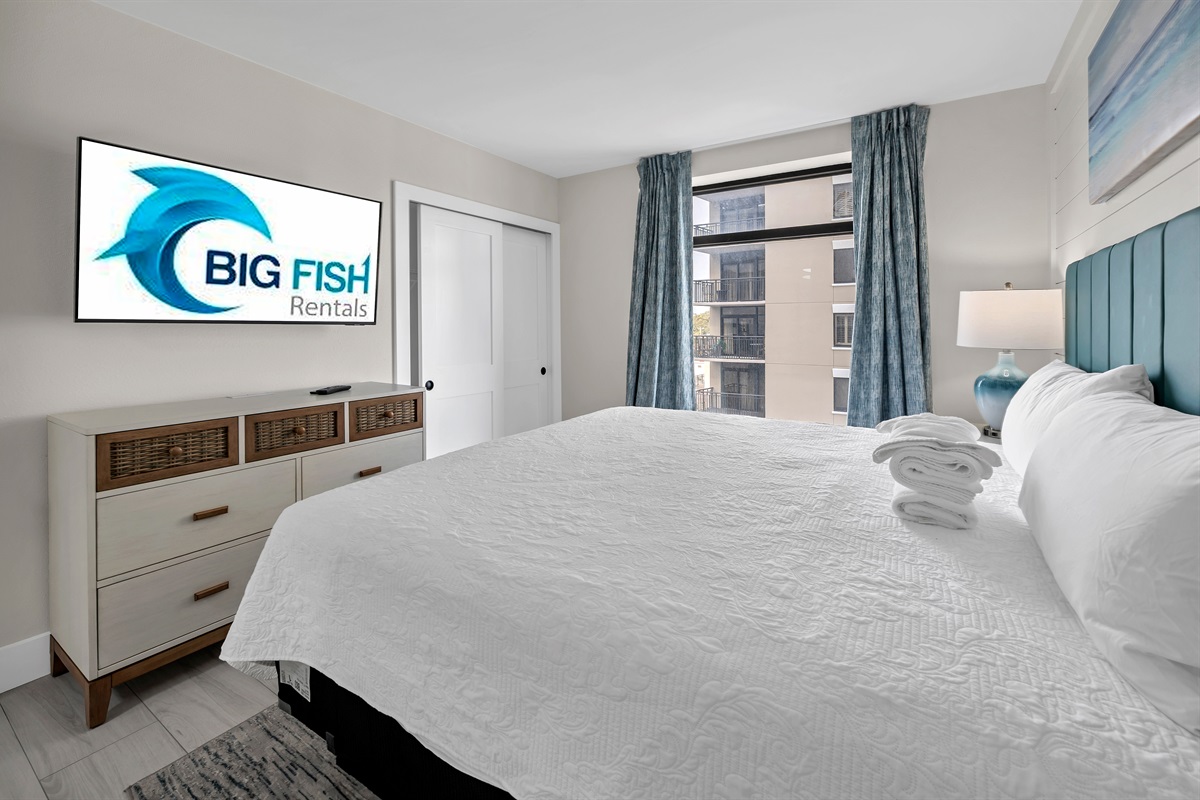 Modern 2nd bedroom with King Bed and En Suite Bathroom