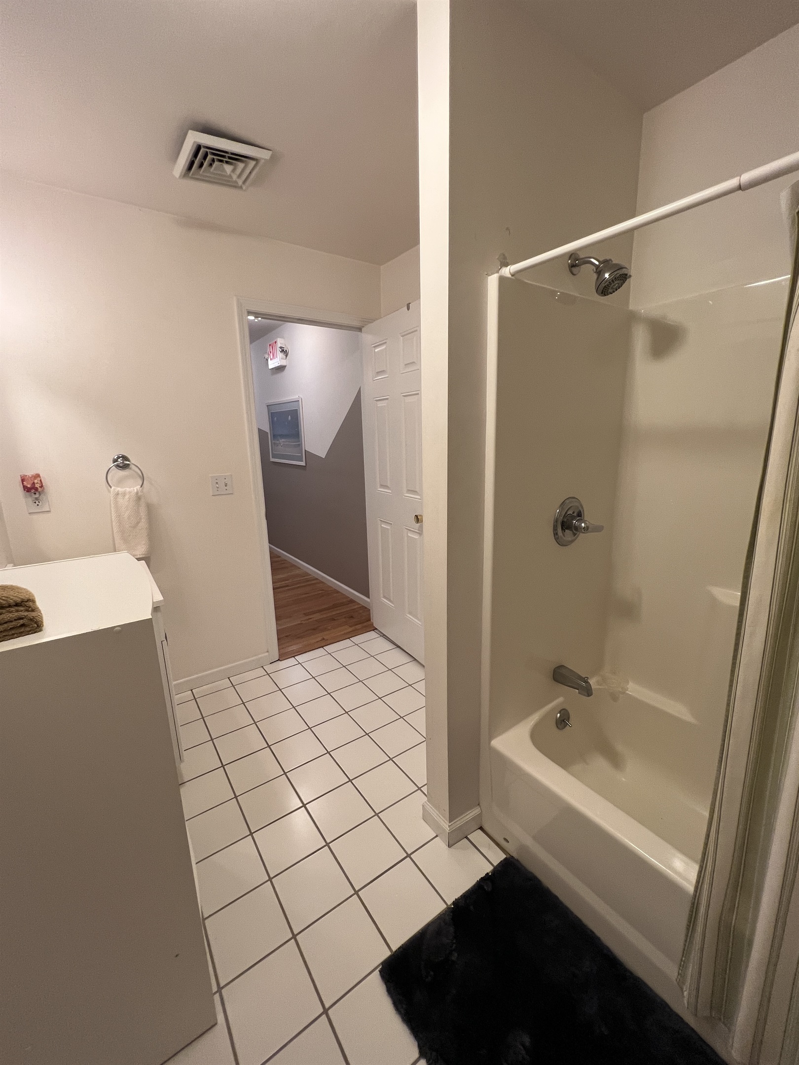 The Federal House Apartment 2, 2nd floor hallway bathroom with tub/shower.