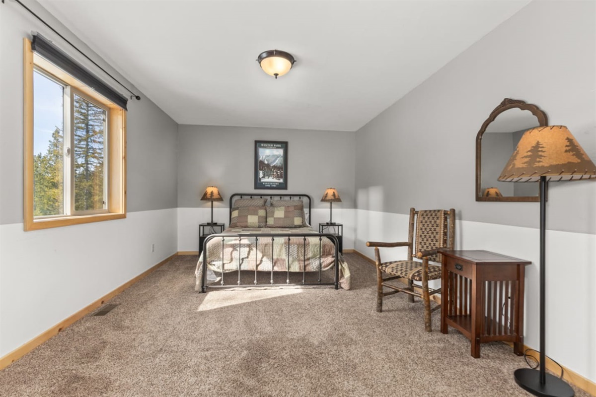 Upstairs Bedroom #2 – Queen bed 