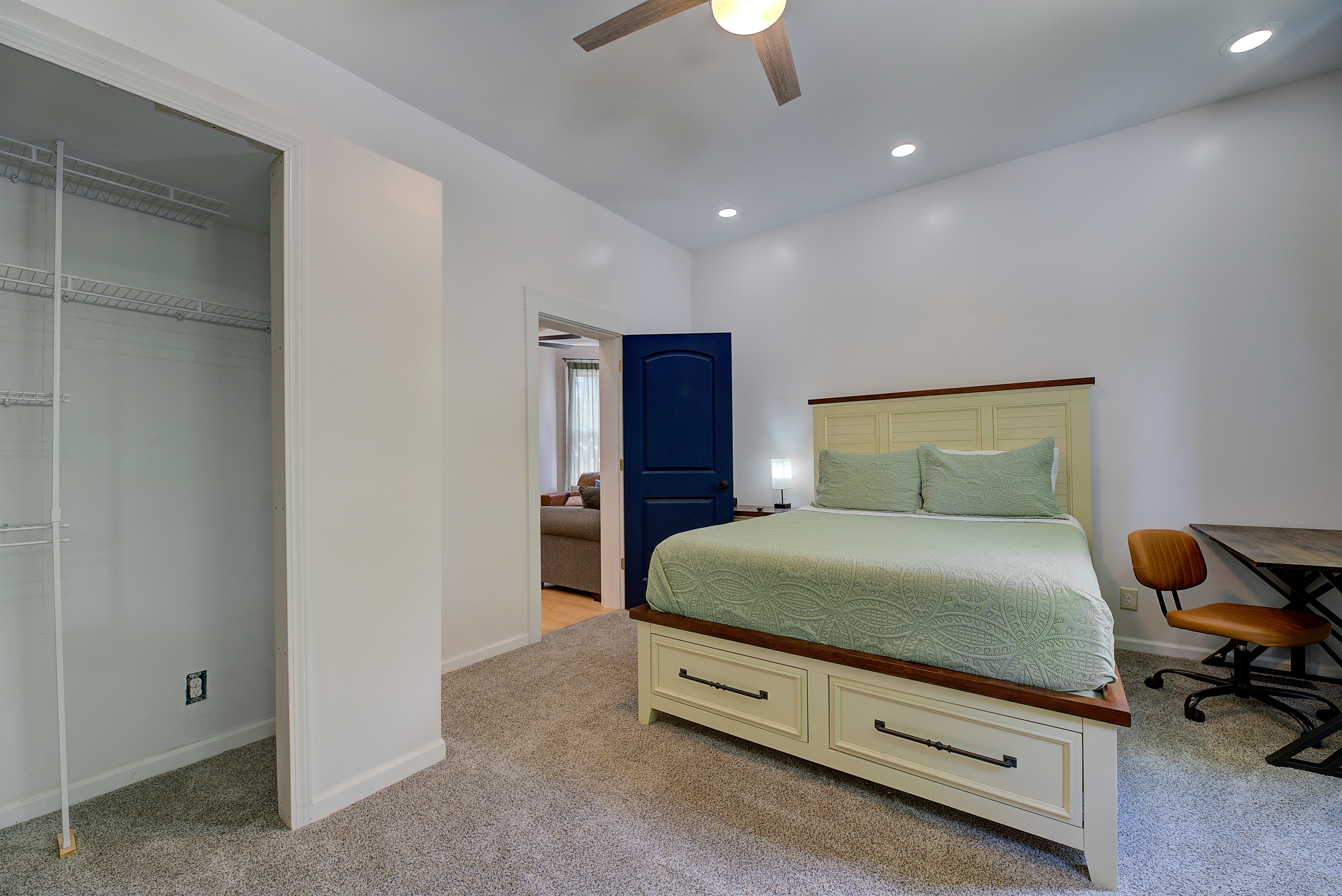 bed #1, queen & single daybed