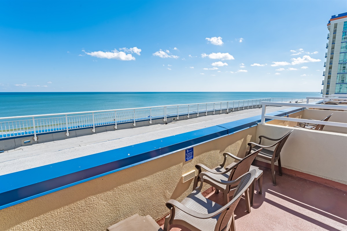 Large Balcony with Amazing Views of the Ocean🌊☀️