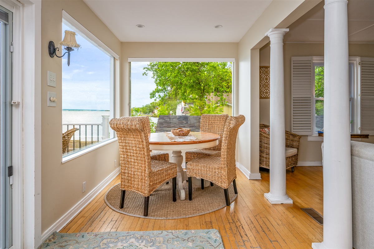 Enjoy intimate meals surrounded by stunning lake views in this cozy, light-filled dining nook 🌅🍽️🌿