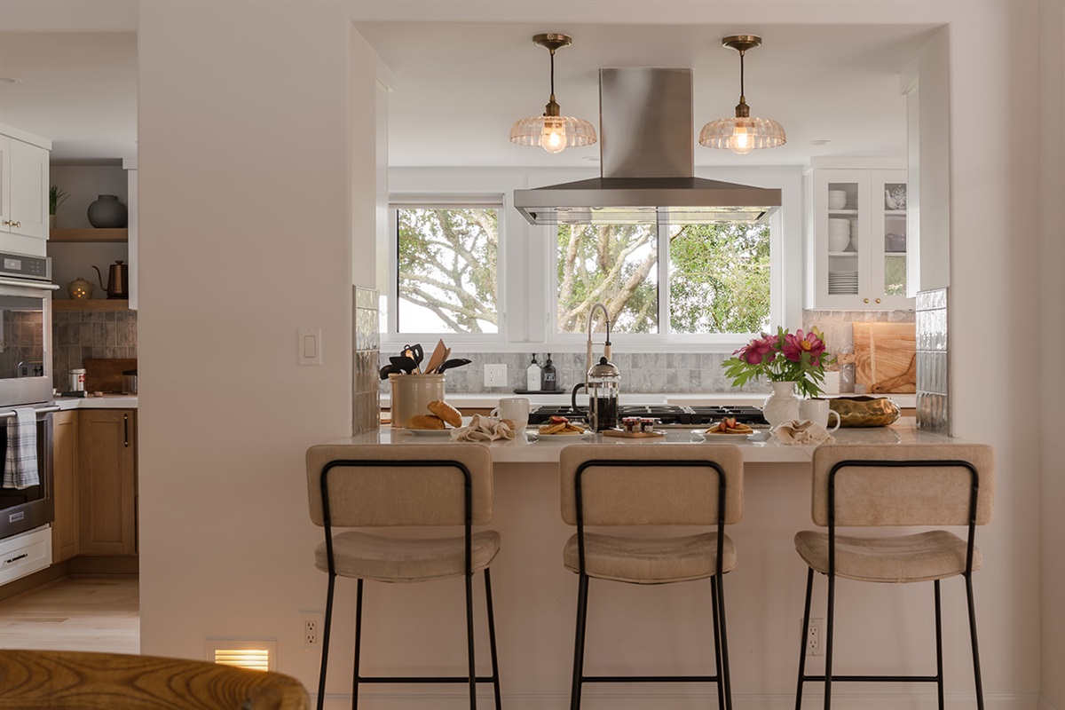 Chef's Kitchen w/ Island Seating