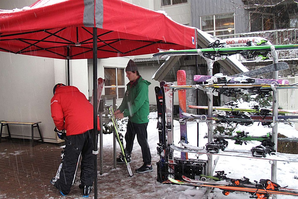 Our free ski valet service is one of the many bonuses of booking one of our homes in the winter. No need to drag your skis / snowboards around. Simply drop them off with our valet service!