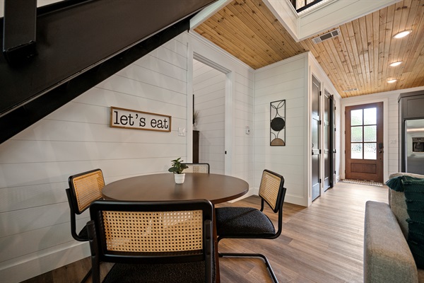 Dining for 8 between table + island seating 🍽️