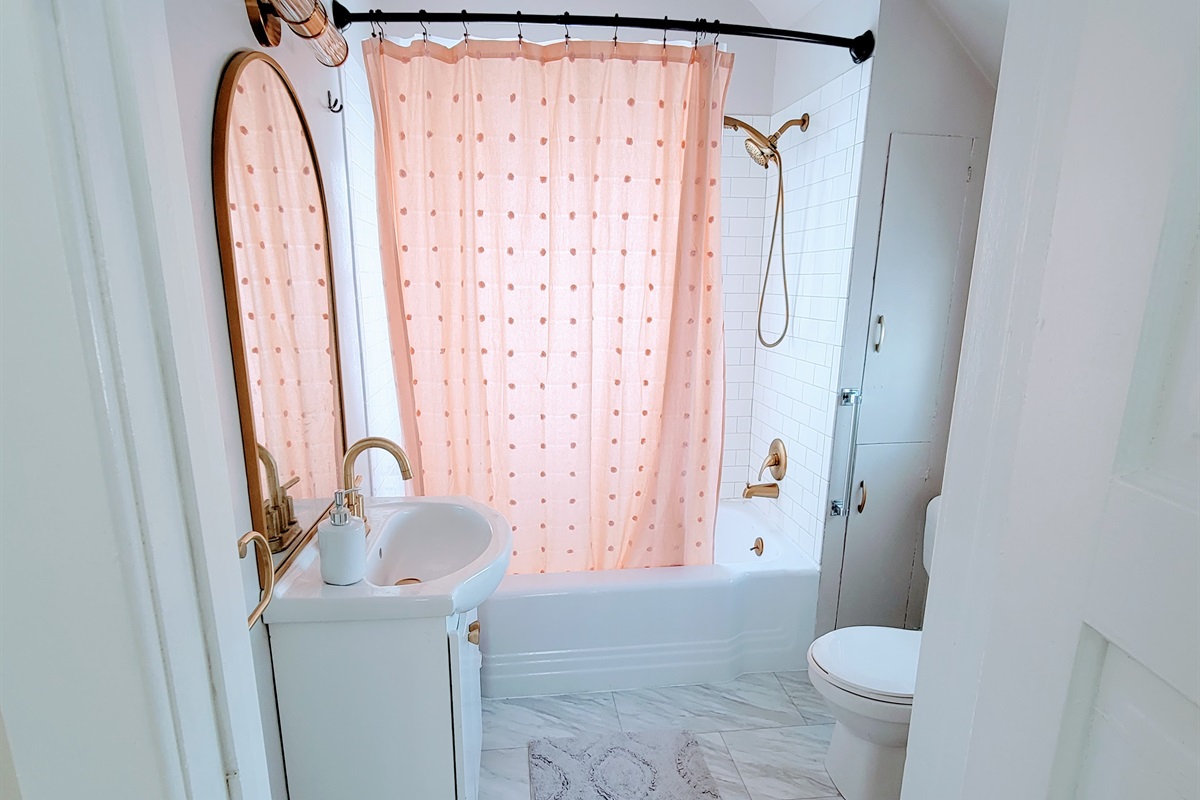 Lakeview Apartment-Bathroom