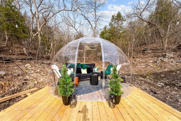 Unique Retreat: Transparent dome lounging area amid nature, perfect for relaxing and stargazing in any season! The platform is the perfect spot for yoga or meditation - yoga mats are provided in the dome!