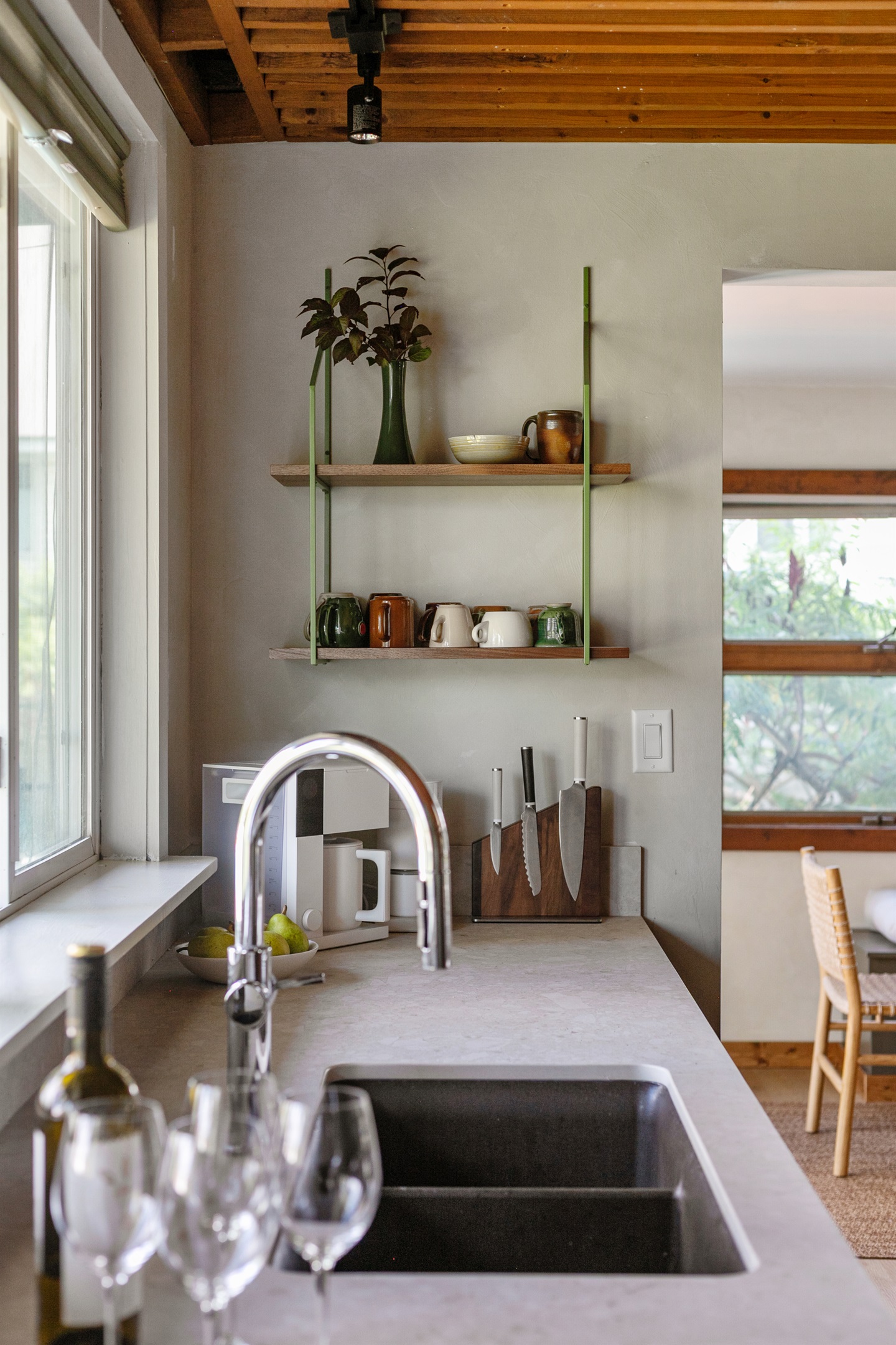 Imagine rinsing fresh fruit or filling a glass of water while sunlight pours through the windows, giving you a clear view of the backyard.