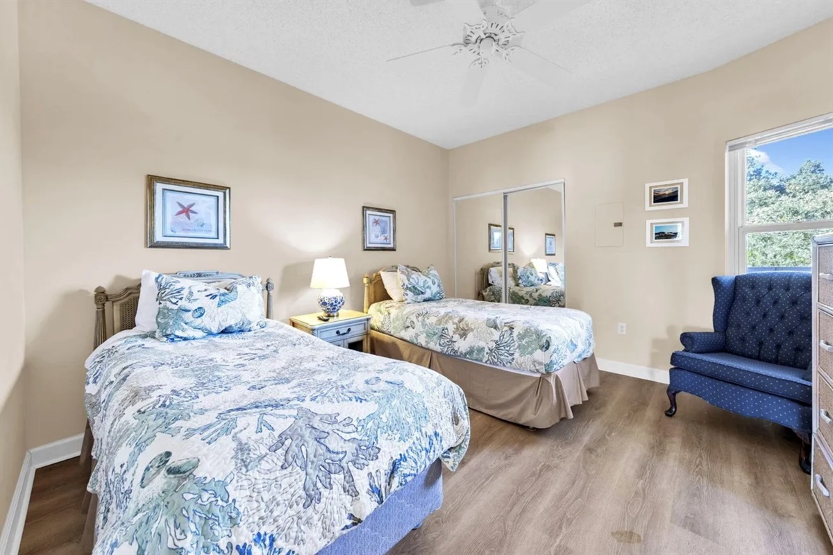 Guest Bedroom with 2 Twin Beds