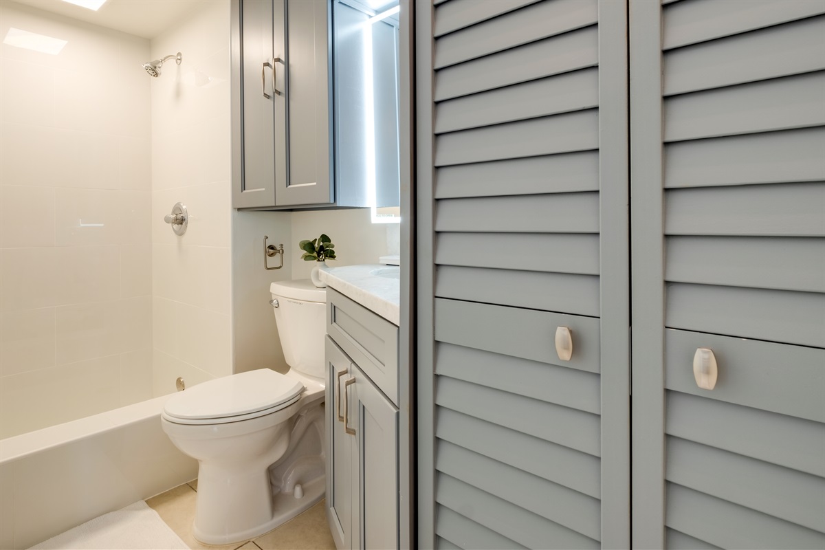 Fresh, clean, and elegantly designed — this modern bathroom offers a serene retreat after a day in the sun. With coastal-inspired cabinetry and bright finishes, it captures the calming essence of island living in Waikīkī.