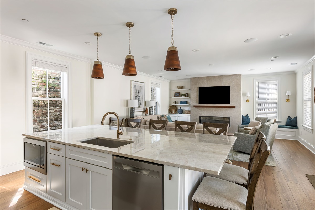 Eat-in kitchen with seating for 7