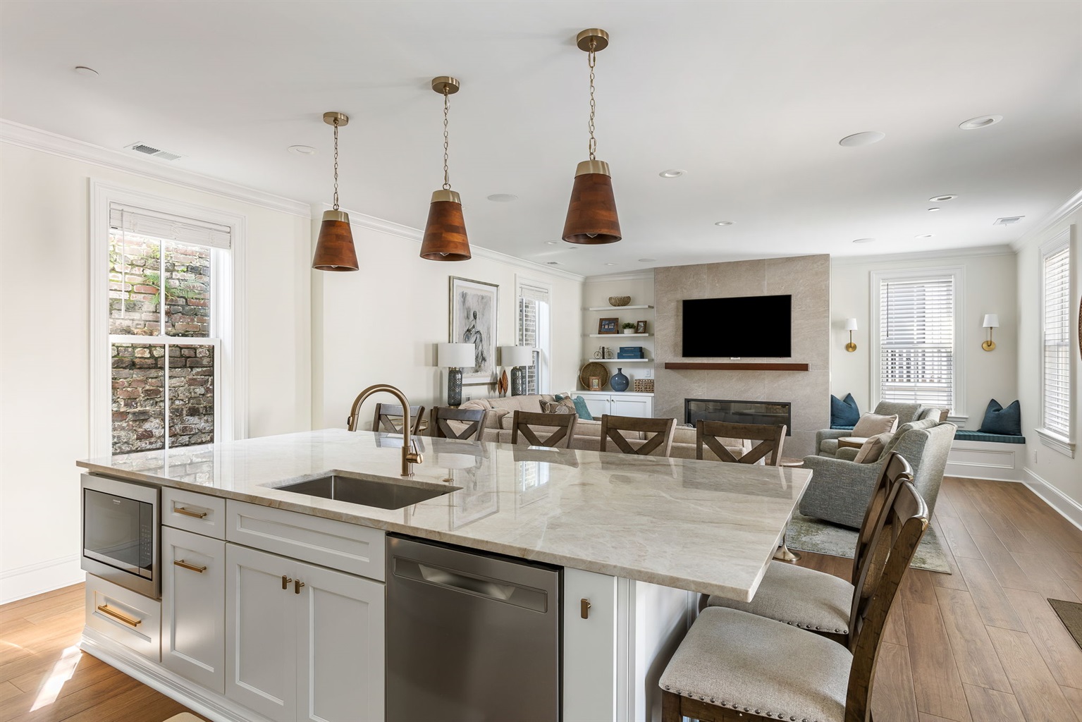 Eat-in kitchen with seating for 7