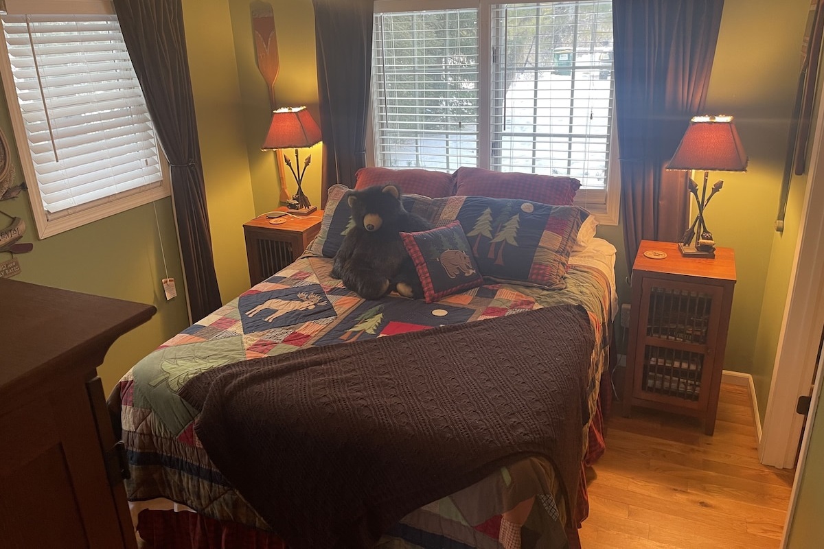 Main Floor Bedroom - Queen Bed