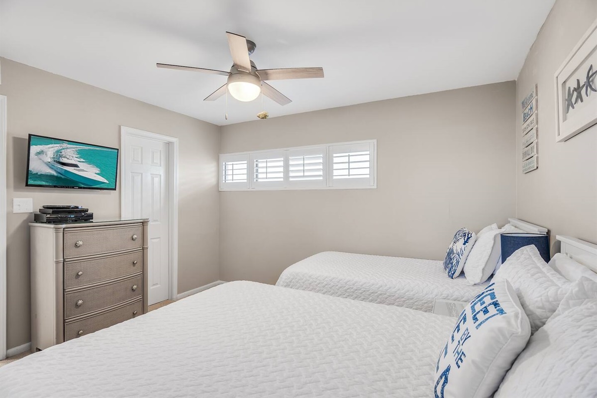 The secondary bedroom is spacious with a Queen and twin bed + private bathroom