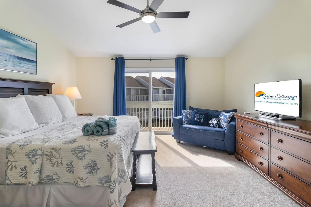 Sleep surrounded by luxury bedding, blackout-capable shades, and the sound of the Gulf at night &mdash; the master suite earns its name.