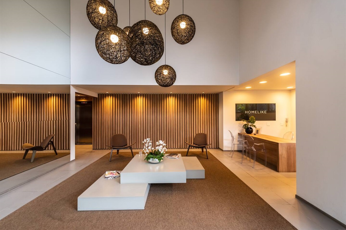 Lobby sofisticado e decorado, ideal para receber hóspedes com conforto e estilo em Pinheiros.