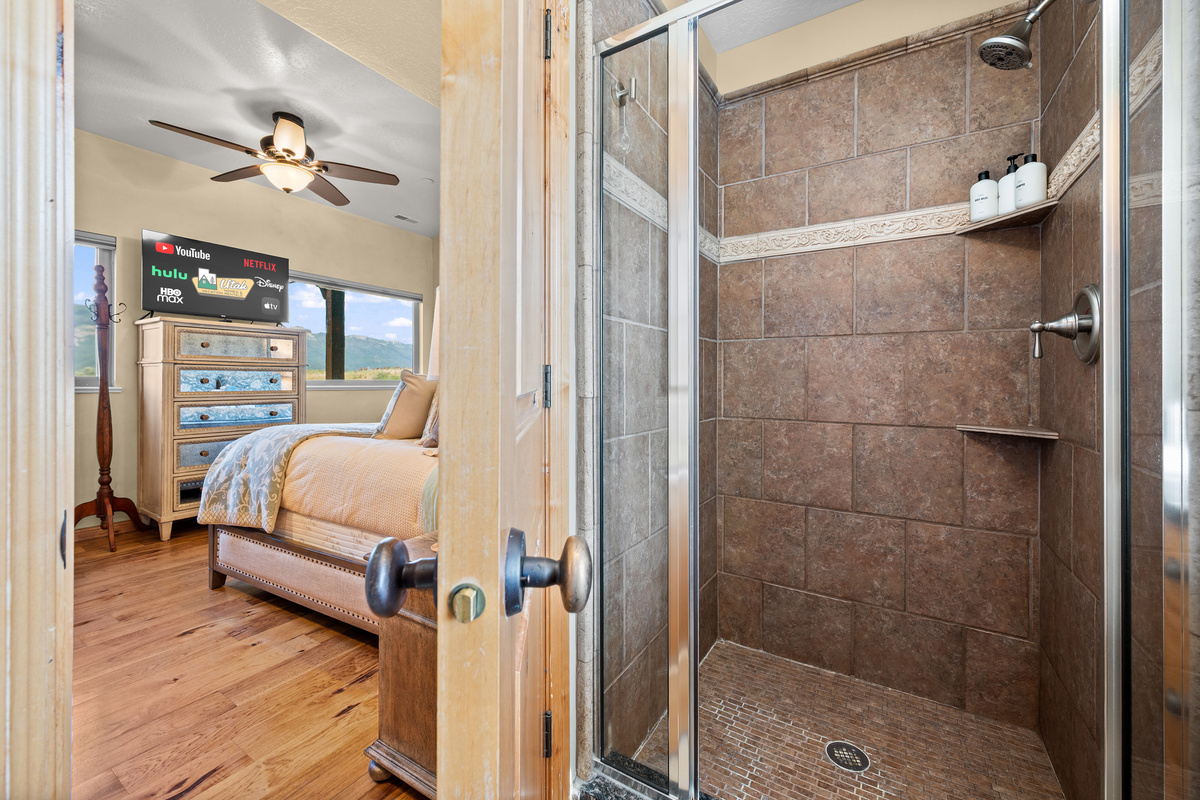 Ensuite bathroom. We supply the soaps and fresh linens.