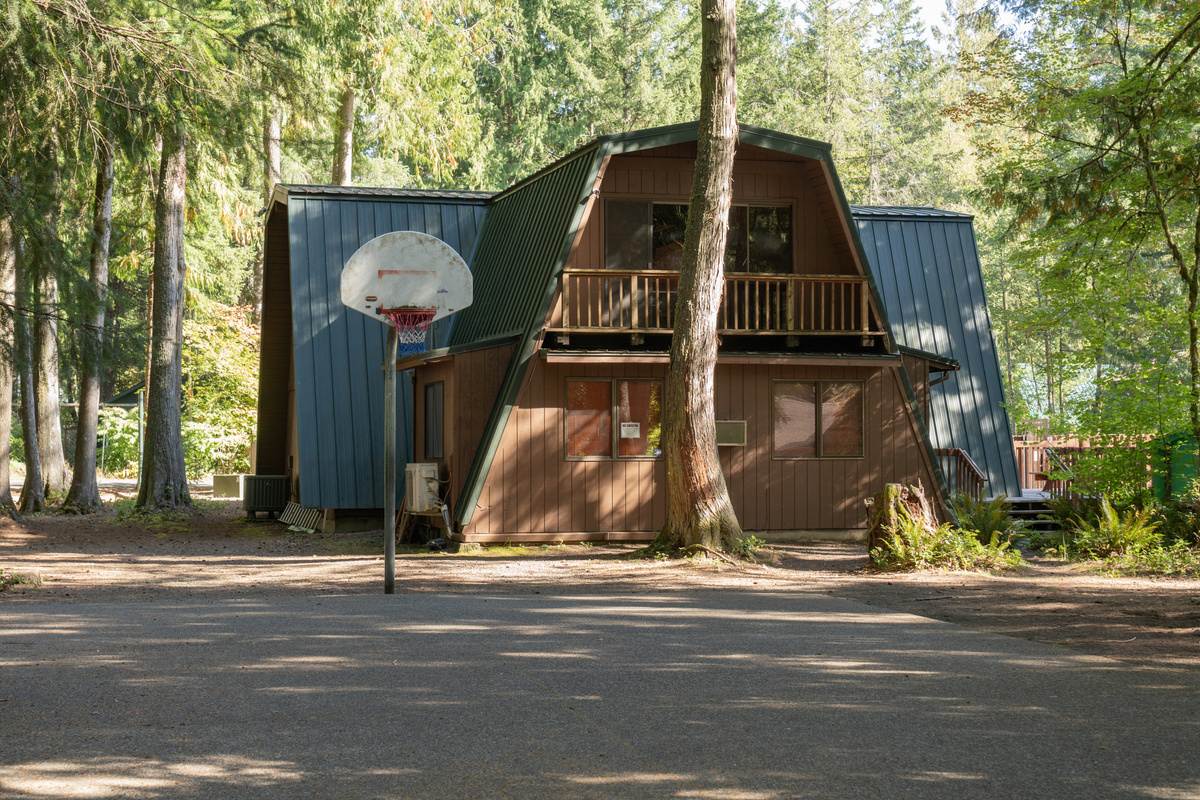 A community clubhouse and basketball hoop are shared with neighboring homes — great for a quick game.