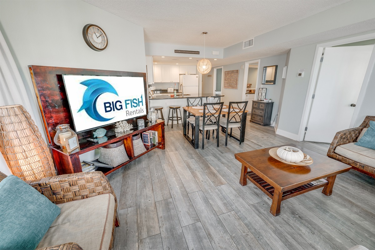 Living Room with Stunning Views🌊☀️