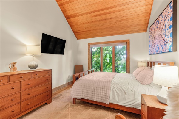 BR2: Queen bedroom with ensuite bathroom, main floor
