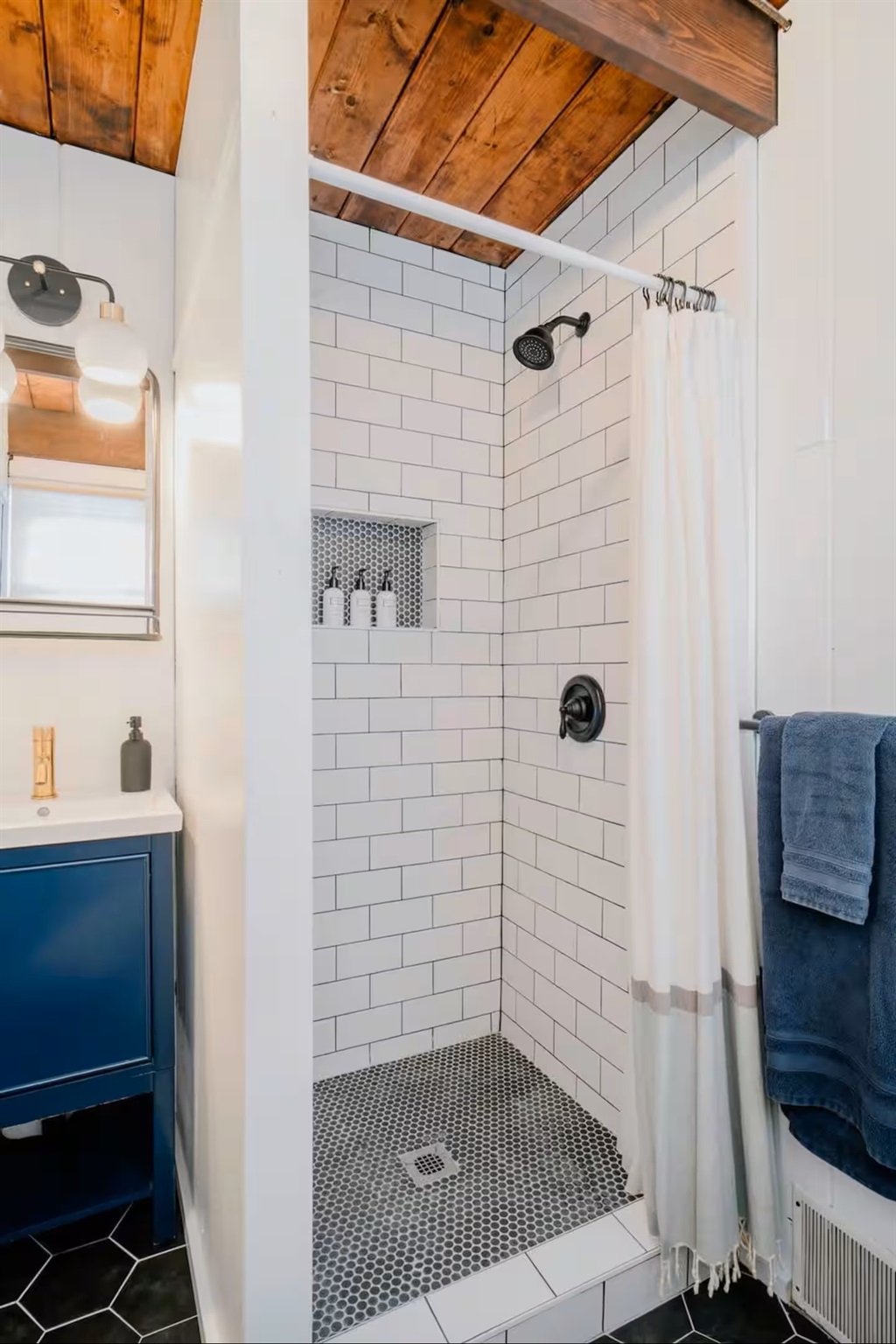 Our newly remodeled bathroom (new as of November 2022)!