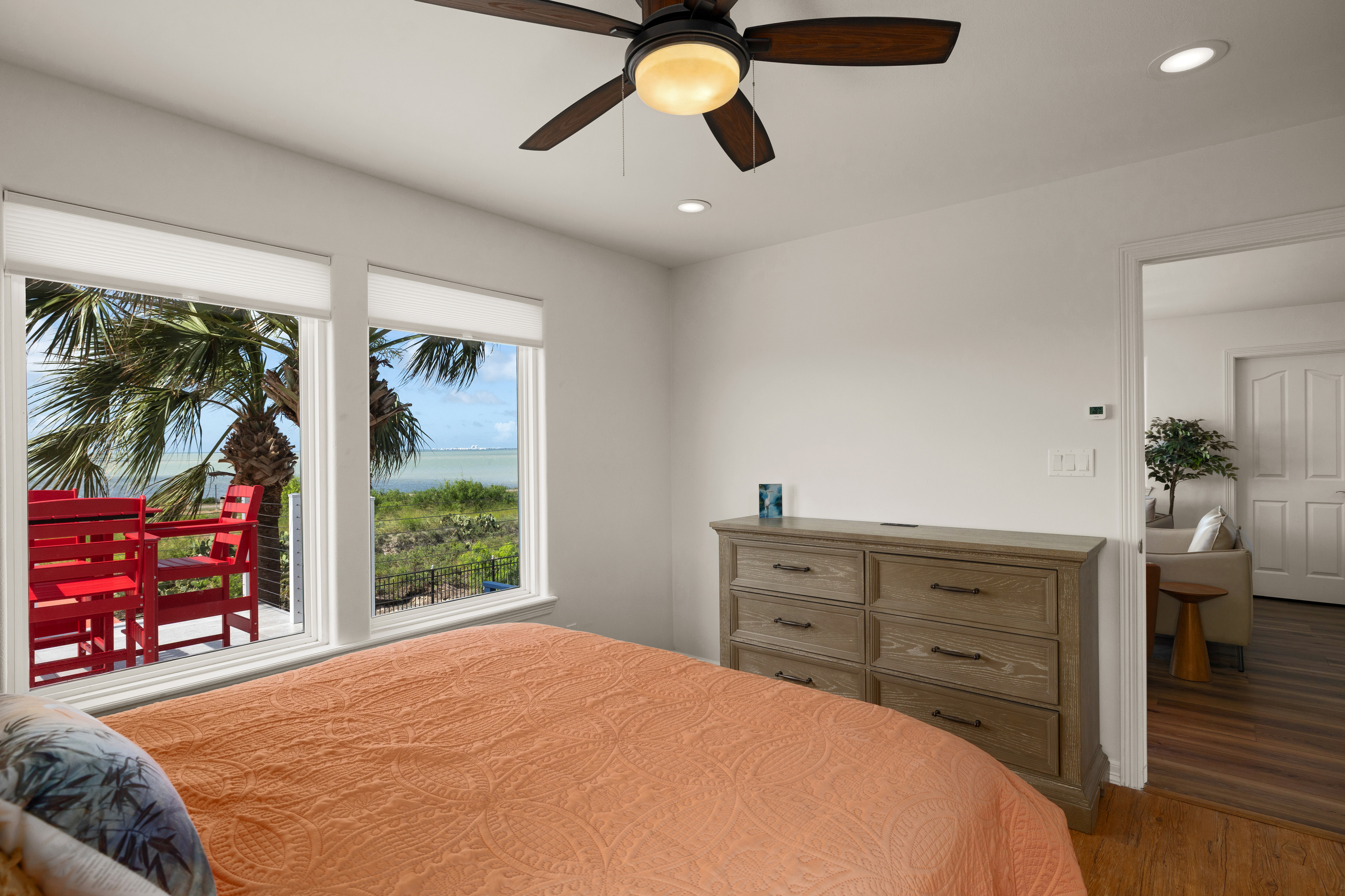 Great Egret Room/Queen bed/Bay view/Pool View