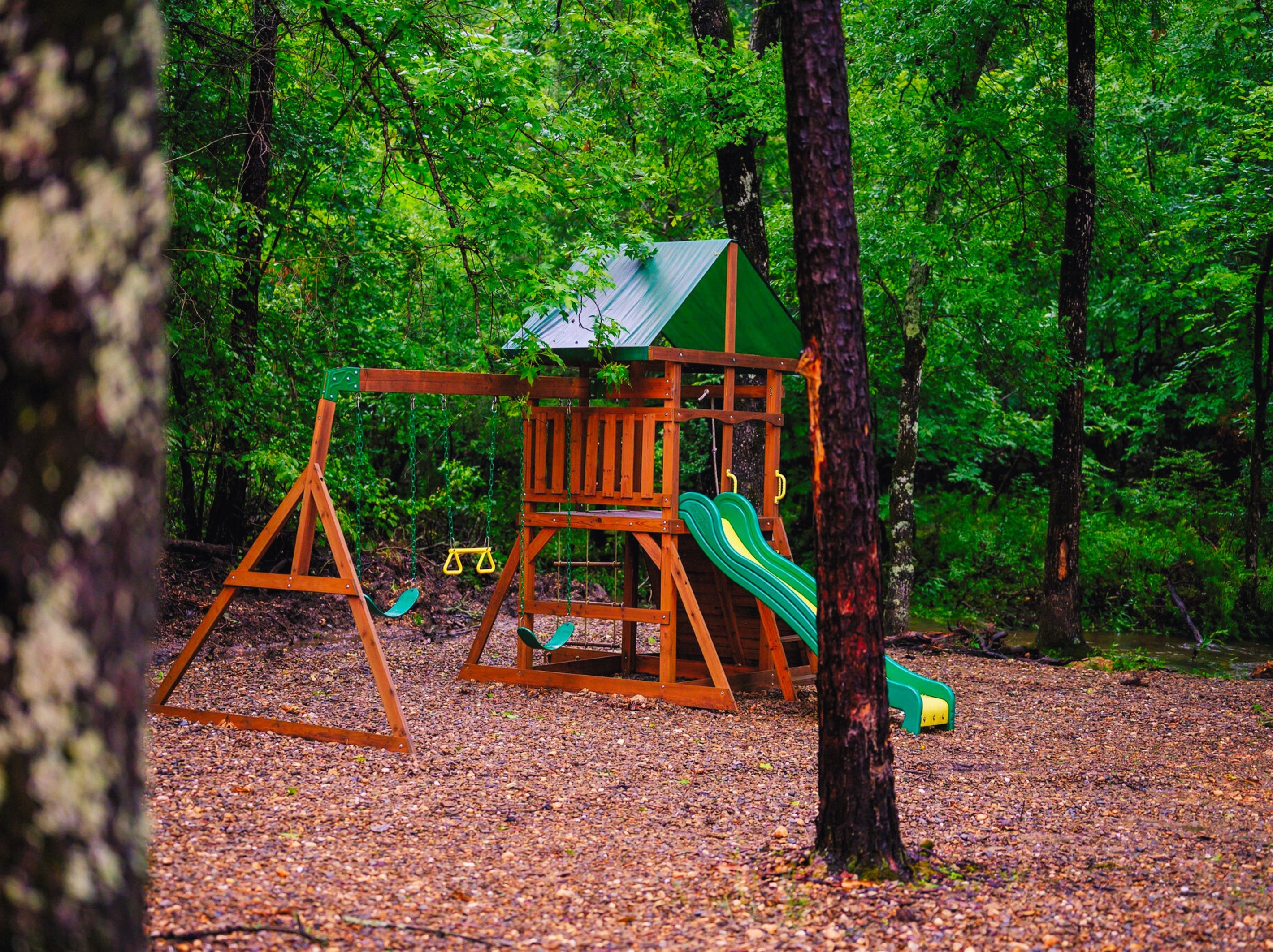 Kids’ playset, cornhole & string lights = family fun outside 🎯