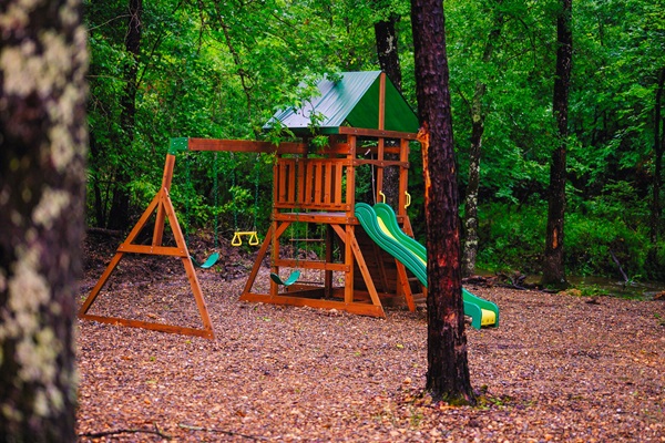 Kids’ playset, cornhole & string lights = family fun outside 🎯