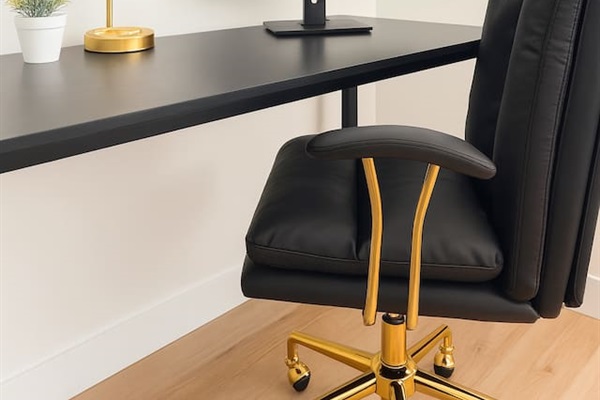 Chambre #2 avec un confortable lit King,  une commode et un bureau de travail incluant 1 écran!