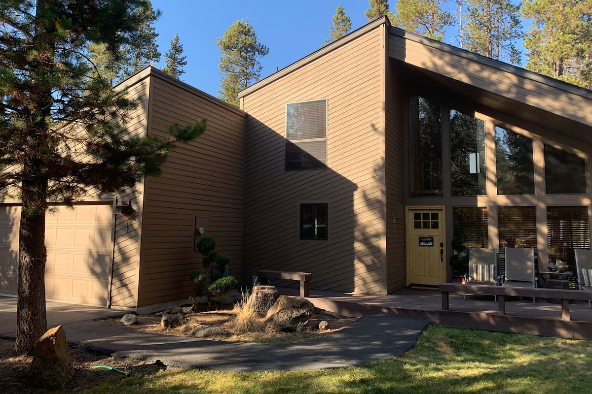 When it's not snowing, the house has grass!