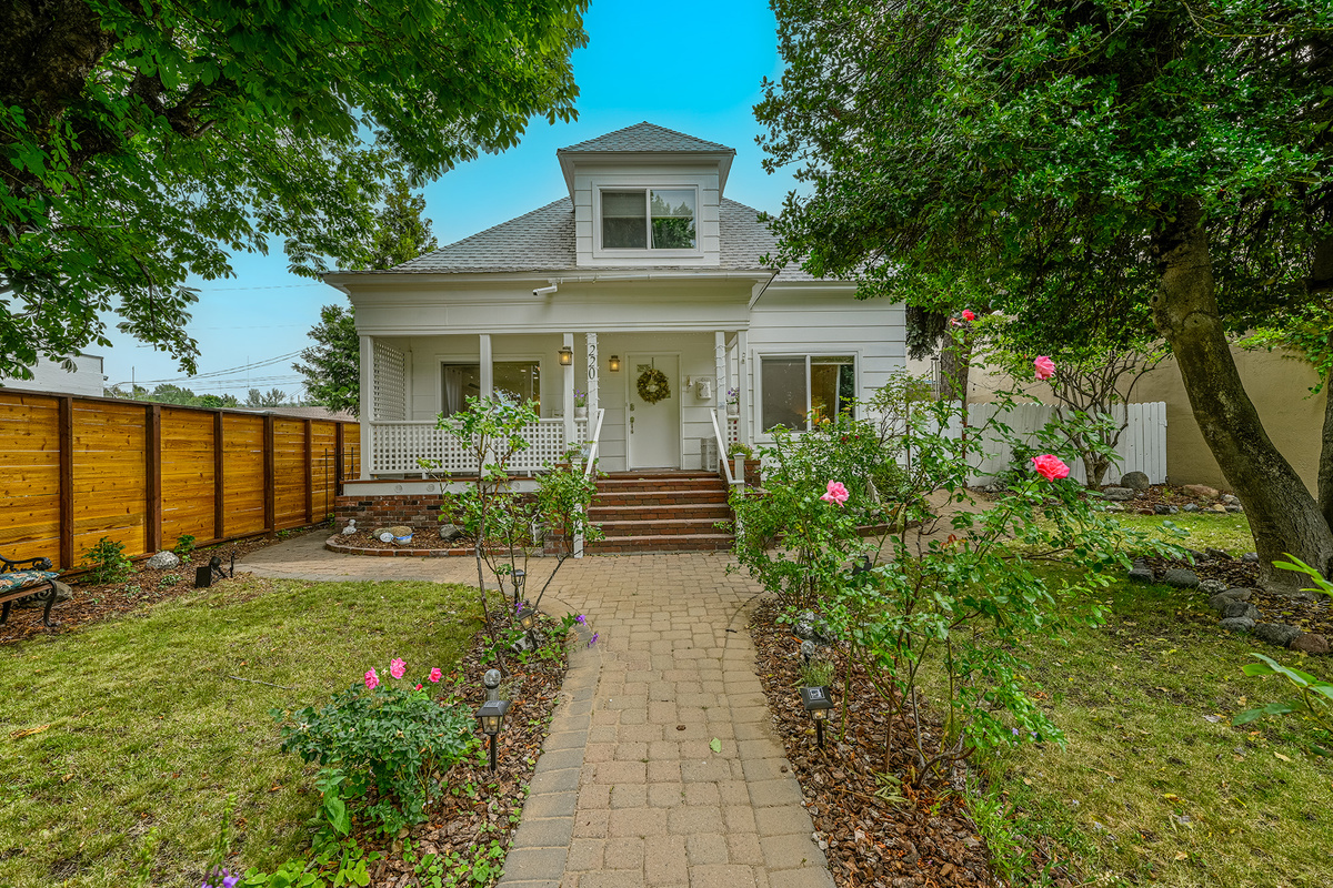 Front Yard Center. 