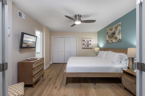 King bedroom with ensuite full bathroom